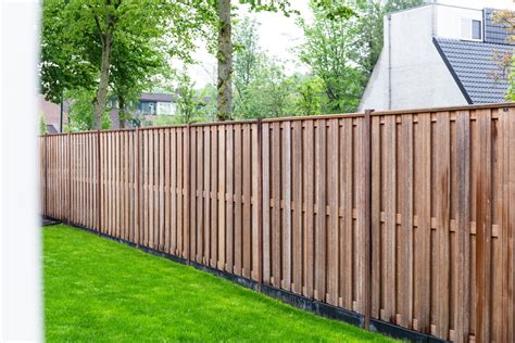 Diagram van een complete houten schutting met palen, tuinschermen en afdeklat