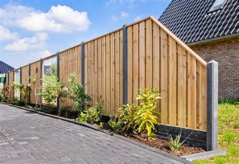 Collage van verschillende tuinafscheidingen: hout, beton, steen