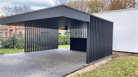 Trespa en gegalvaniseerd staal in een moderne carportconstructie