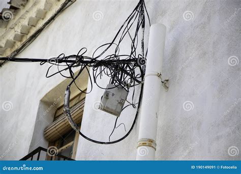 illustratie van een gevaarlijke elektrische installatie met vonken