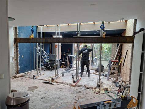 Overzicht van een zolderopstelling met MDF-plaat, balk en ventilatie-unit