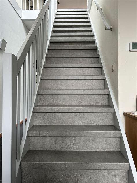 Voorbeeld van een gerenoveerde trap met PVC in betonlook