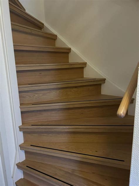 Voorbeeld van een traprenovatie met houten overzettreden