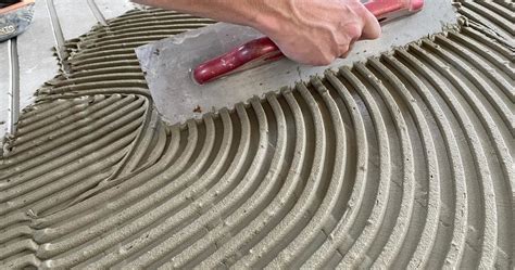 Schematische weergave van het aanbrengen van tegellijm met een lijmkam