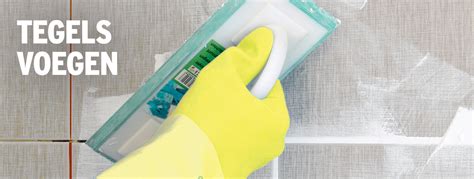 Gedetailleerde foto van het aanbrengen van voegmiddel met een voegspaan