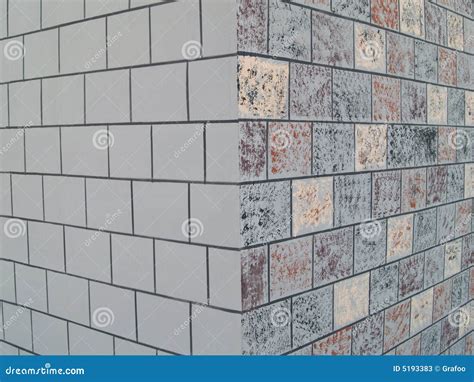 Afbeelding van een perfect afgewerkte betegelde muur met kitranden