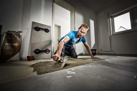 Illustratie van het leggen van nieuwe tegels over oude tegels met behulp van tegelkruisjes.