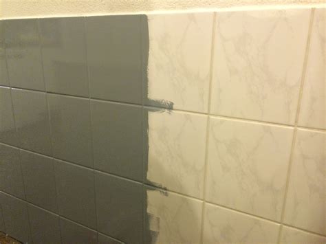 Voor-en-na foto van een betegelde muur die is opgefrist met tegelverf.