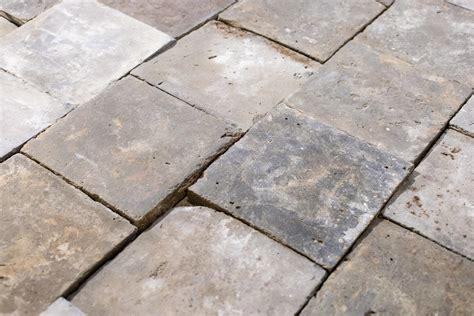 Collage van verschillende soorten verouderde tegels: plavuizen, Portugese tegels, en oude witjes.