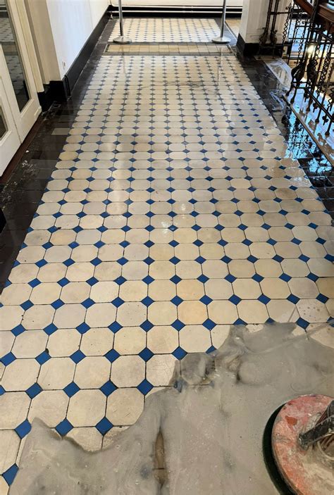 Detailfoto van het slijtpatina op een oude keramische tegelvloer.