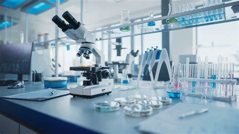 Afbeelding: Overzicht van afvoerwegen en slangtypes in een modern laboratorium