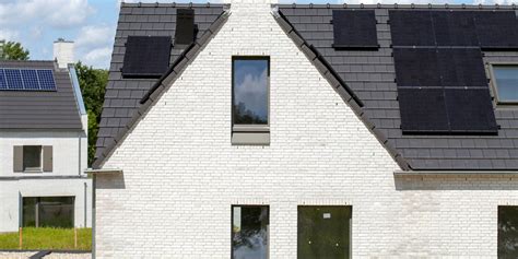Beelden van donkere kozijnen tegen lichte gevels