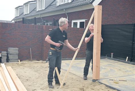 Illustratie van het plaatsen van palen voor een schutting