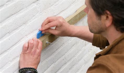 Detailfoto van het bevestigen van een schuttingpaneel met schroeven