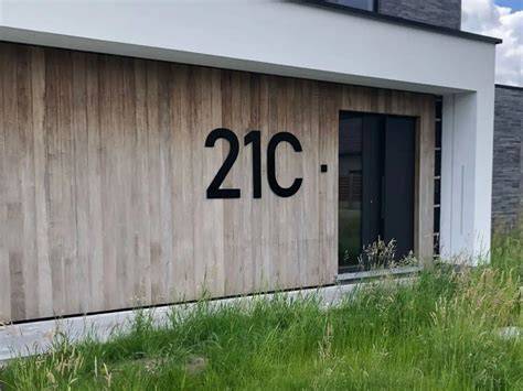 Voorbeeld van 3M-huisnummer stickers op een gevel