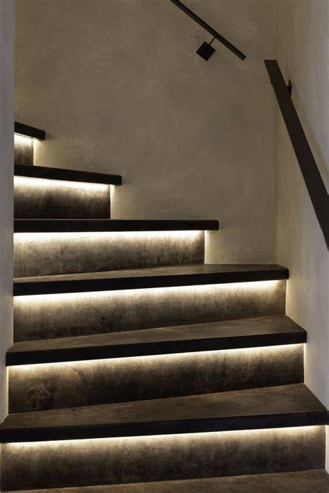 Foto: Voor-en-na open trap met geïntegreerde verlichting