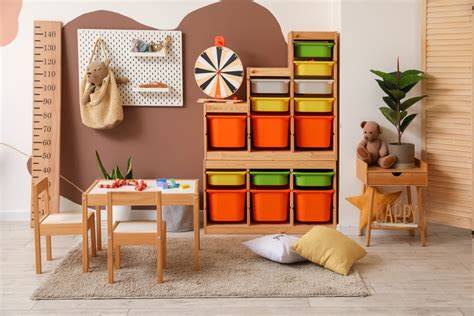 Natuurlijke materialen en houten meubels in kinderkamer