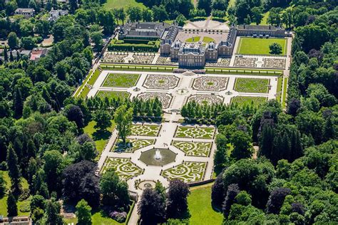 Dronebeelden van de symmetrische baroktuinen van Paleis Het Loo, met de fonteinen en buxushagen.