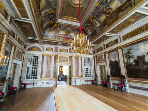 Interieurfoto van een van de gerestaureerde zalen in Paleis Het Loo, met aandacht voor de historische inrichting en kunstwerken.
