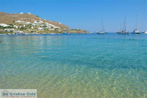 Mykonos: Ornos baai met ankeren en jachten