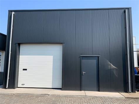 Voorbeeld van een gebouw met gevelbeplating van bio-composiet sandwichpanelen.
