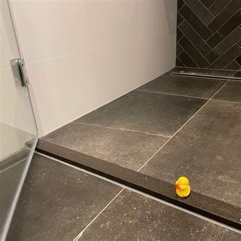 Schema: keuzehulp natuursteen vs keramiek voor douche en badkamer