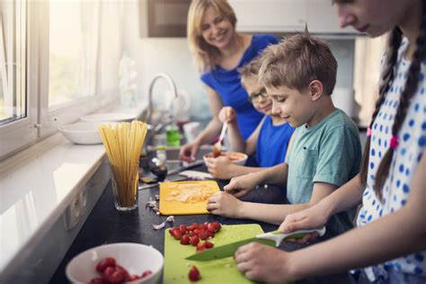 Kinderen die samen koken in een thematische keukenhoek