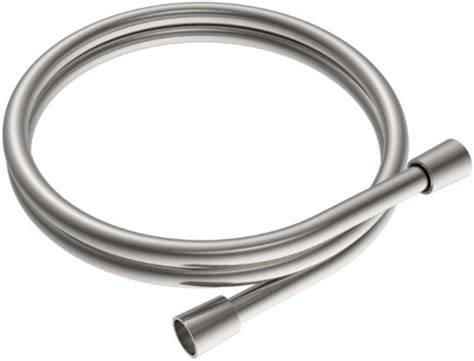 Close-up wandarm en doucheslang in geborsteld RVS