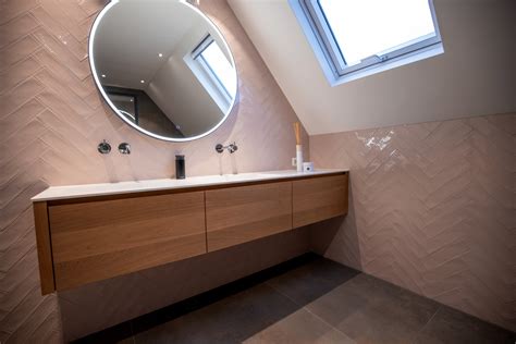 Voorbeeld van een badkamer met een visgraat accentwand