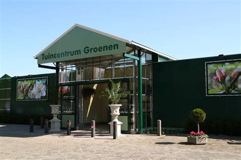 Illustratieve kaart van een tuincentrum in Waddinxveen met bomen op stam en wijnvaten