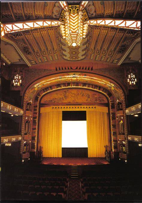 illustratie: schilderingen en deco-elementen in Tuschinski
