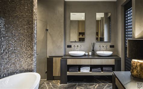 een luxe badkamer met ligbad en Mosa-tegelwerk
