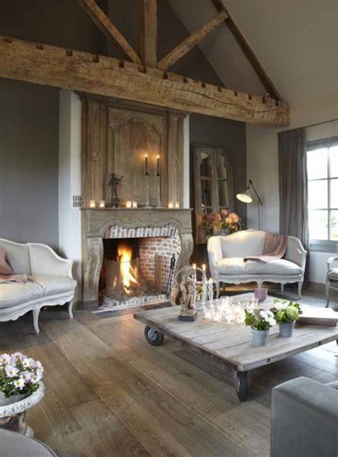 Romantische wanddecoratie in een landelijke woonkamer
