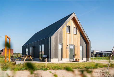 Foto: Voor- en na-afwerking prefab badkamerunit in een moderne woning.