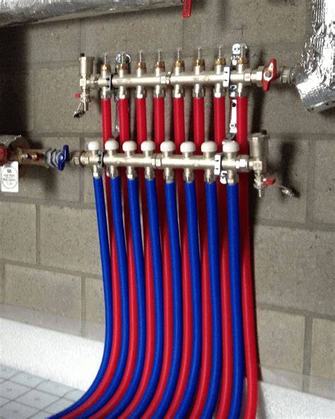Diagram: hoofdleiding 22 mm met aftakkingen 15 mm naar radiatoren en vloerverwarming