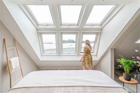 Illustratie van een zolder met een geplaatst dakraam, die veel lichtinval creëert.