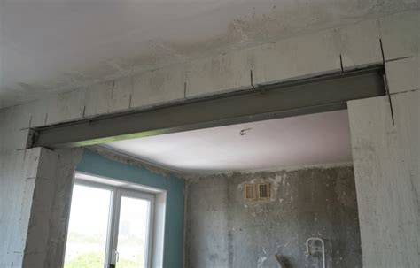 Voorbeeld van een deuropening in een niet-draagende muur met uitgewerkt linteel