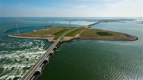 Radarbeeld van wad en halligen met restanten van dijken en waterputten