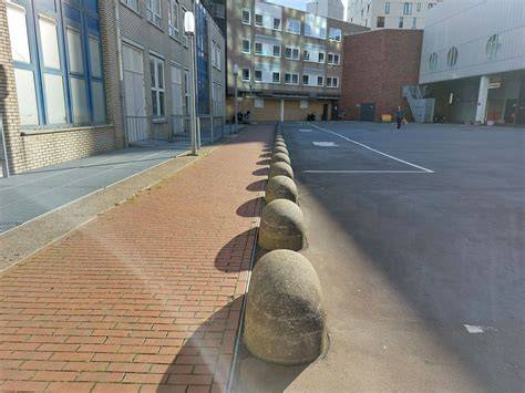 Figuur: Visgraatindeling met biggenruggen op een openbaar parkeerterrein
