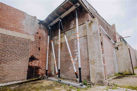 Foto: Stabilisatie van historische gevels met stutten en stempels bij een renovatieproject