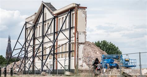 Foto: Voorgevel stabiel tijdens renovatie met stutten en stempels