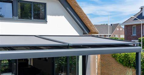 Iconische afbeelding van een automatische zonweringset op veranda