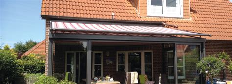Schematische weergave van onderdak- en bovendakzonwering op een veranda