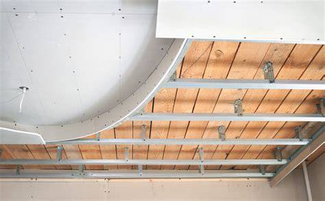 Diagram van kabelroutes en montagepunten in een verlaagd plafond