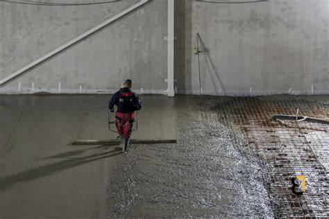 Stapsgewijze foto van storten en vlinderen van een betonvloer