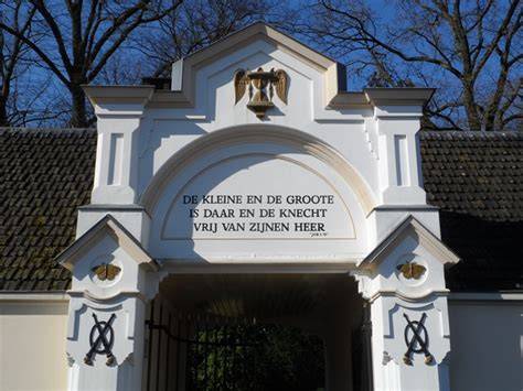 Tagimg: Poortgebouw Algemeene Begraafplaats met doods-symbolen