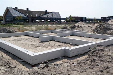 Diagram: stap-voor-stap montage van U-profiel op betonrand