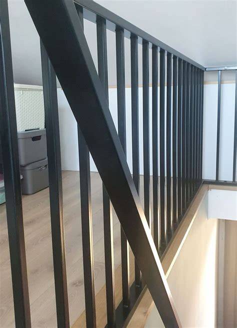 Foto van diverse RVS U-profielen toegepast in tuin en balustrades