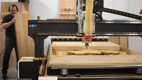 Illustratie van een CNC freesmachine die Trespa bewerkt