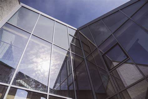 Glasgevel visualisatie met slanke aluminiumprofielen